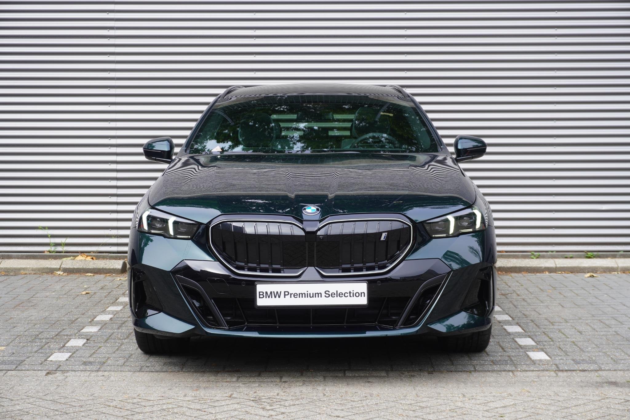 BMW i5 Touring eDrive40 | M Sportpakket Pro | Glazen panoram, Auto's, BMW, Automaat, Achterwielaandrijving, 510 min, Met garantie (alle)