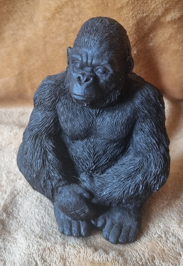 Beeldje van een zittende gorilla van polystone, Ophalen of Verzenden, Gebruikt, Dier