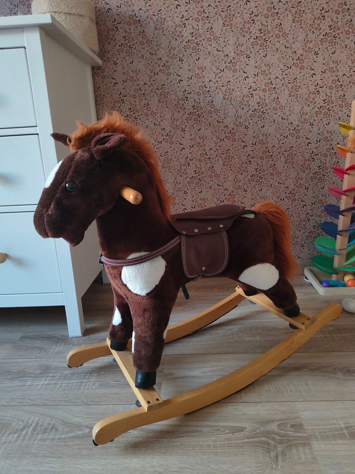 Houten hobbelpaard met zachte vacht en zadel, Ophalen, Zo goed als nieuw