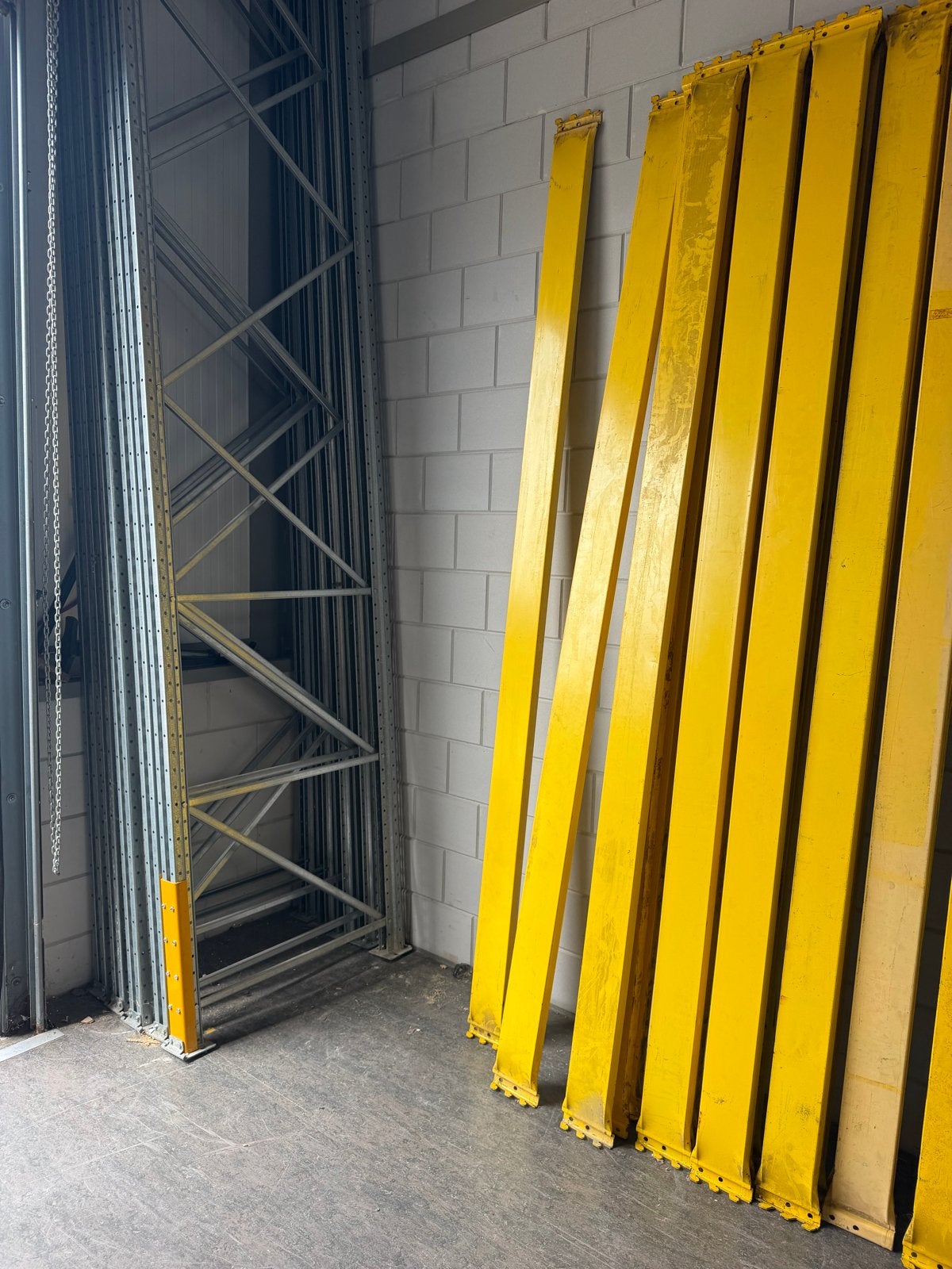 Palletstelling: 8 staanders (4m) en 24 liggers, Ophalen