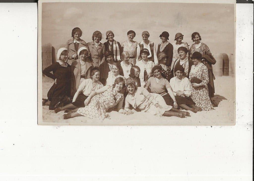 Westland Damesgezelschap op het Strand Fotokaart, Ophalen of Verzenden, Voor 1920, Ongelopen, Zuid-Holland