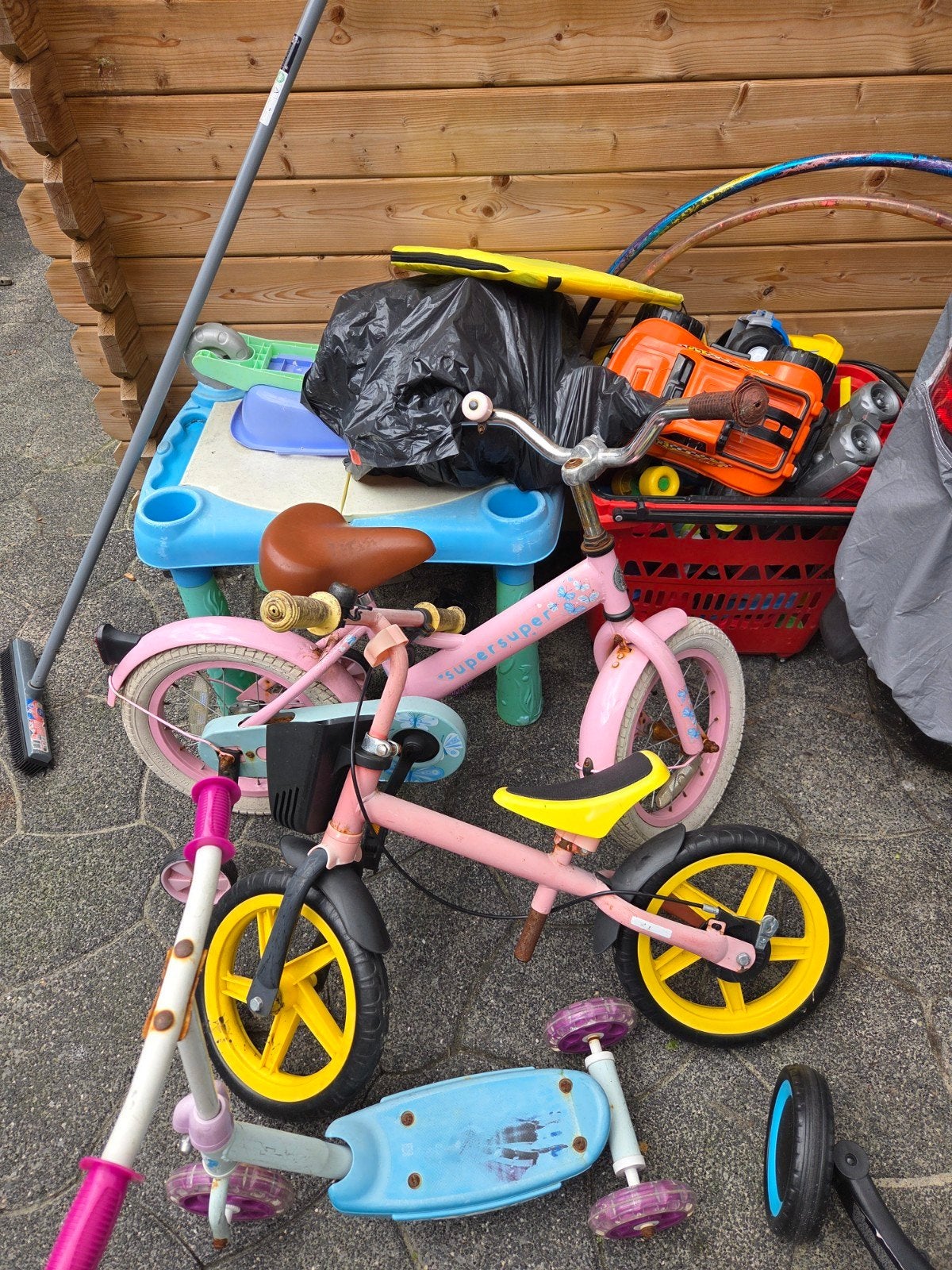 Groot speelgoedpakket: fiets, loopfiets, zandtafel, hoepels, Ophalen, Gebruikt, Jongen of Meisje