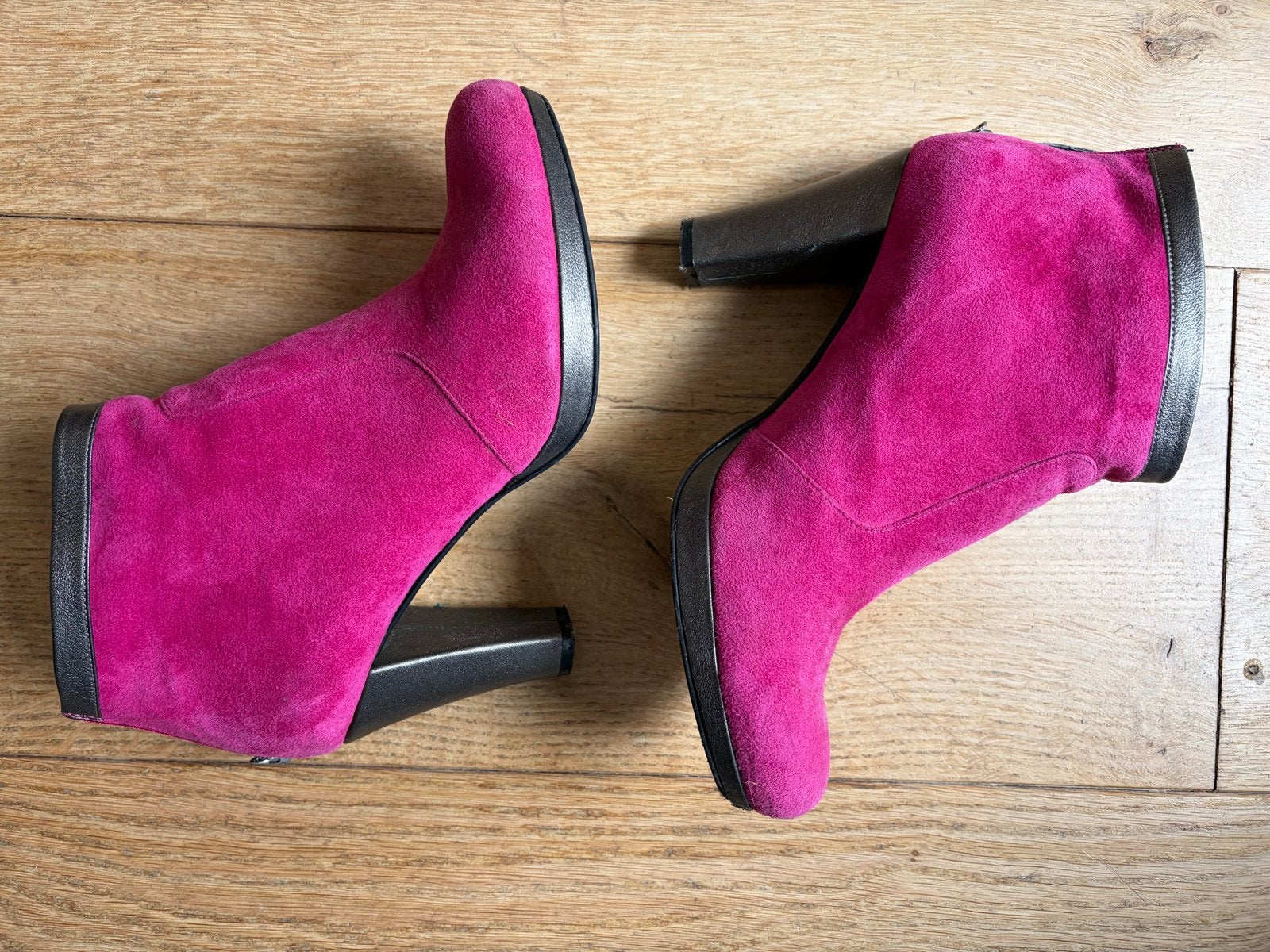 Colette Sol roze suède enkellaarsjes met zilveren hak, Kleding | Dames, Lage of Enkellaarzen, Ophalen of Verzenden, Zo goed als nieuw