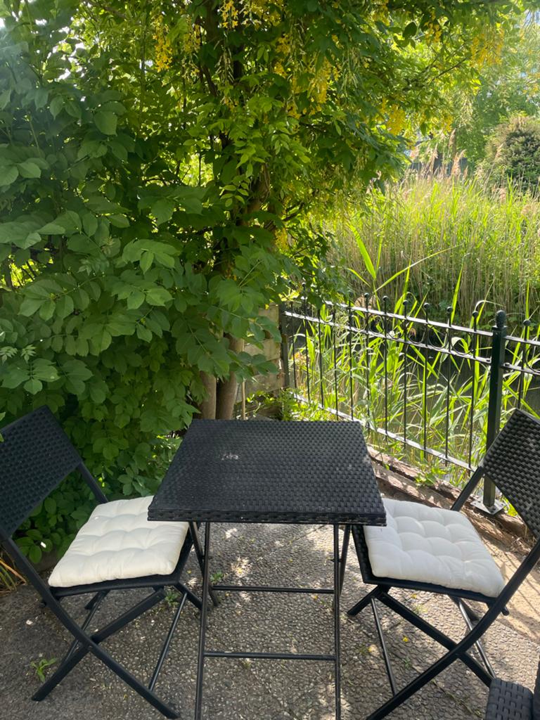 H&M Home Tuinset: 2 stoelen, 1 tafel met kussens, Kunststof, Zo goed als nieuw, Stoel, Tuinset