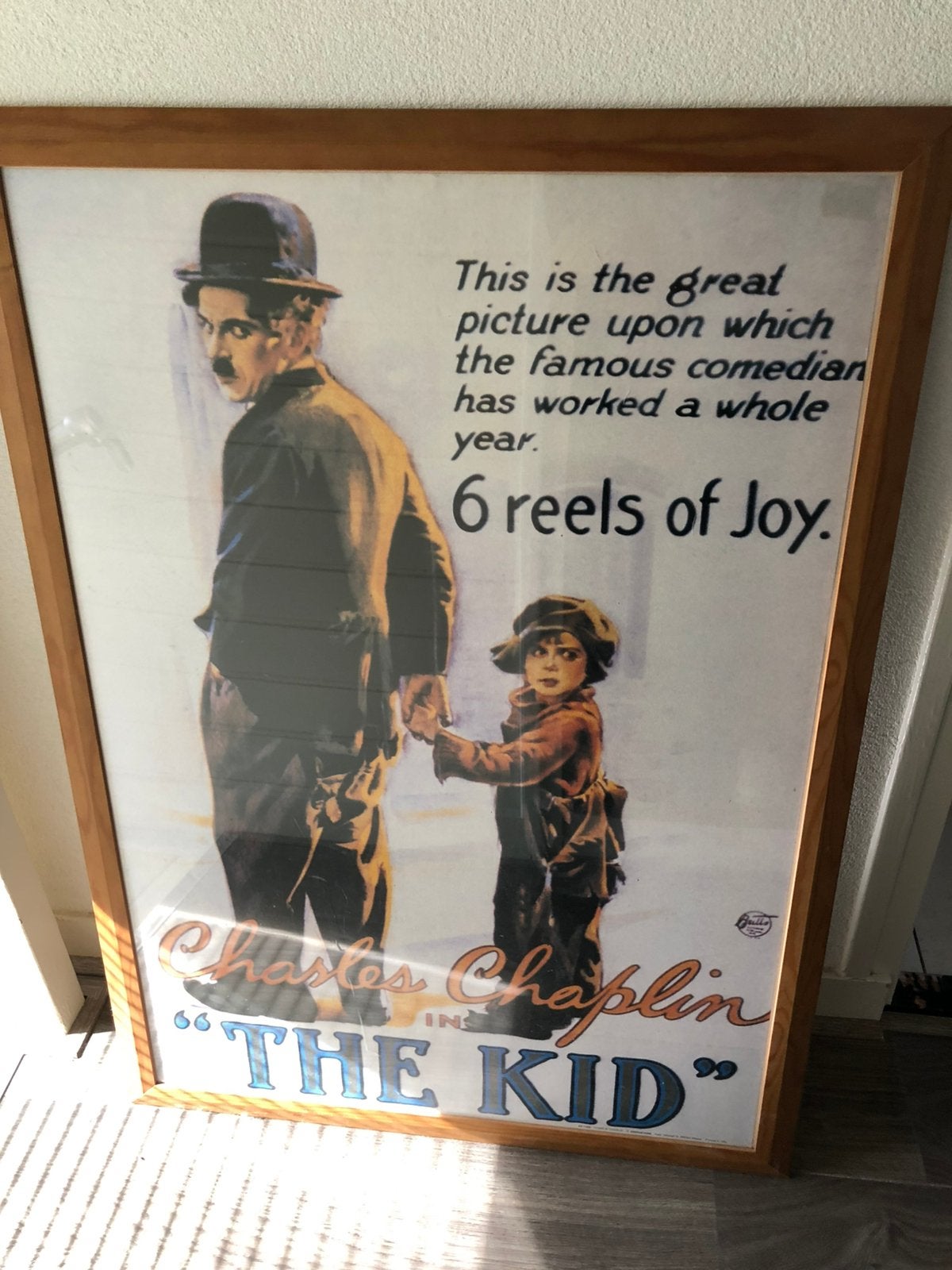 Charlie Chaplin filmposter in grote wissellijst (75x108 cm), Ophalen, Zo goed als nieuw