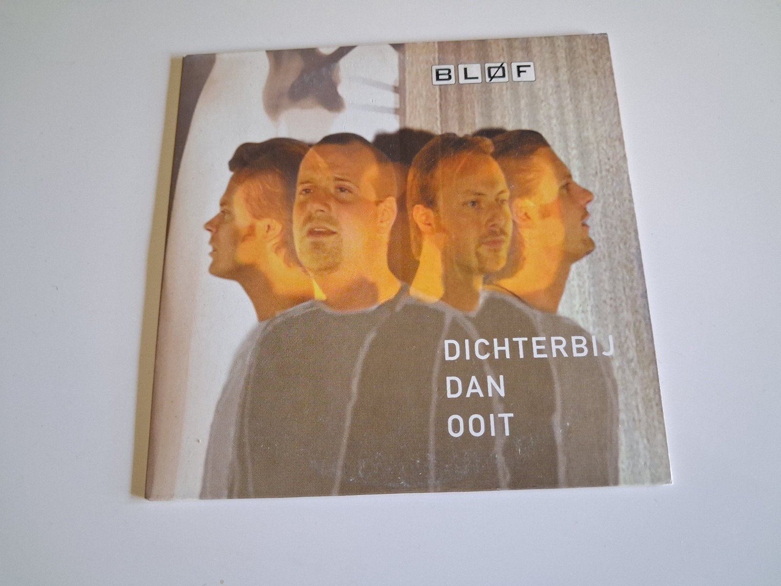 Bløf-Dichterbij dan ooit, Verzenden, Nederlandstalig