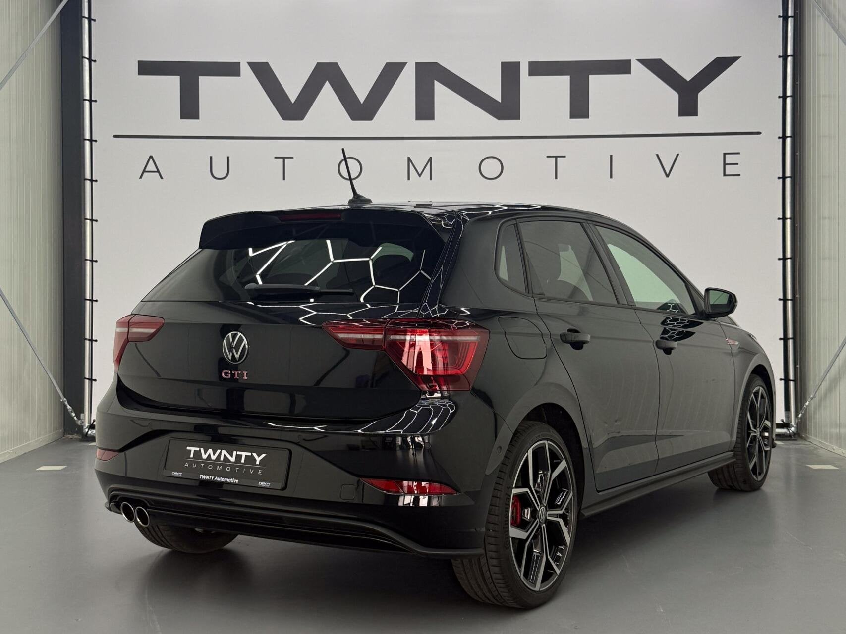 Volkswagen Polo GTI 2.0 TSI |PANO|IQ.LIGHT|BEATS|ACC|Keyless, Stof, Navigatiesysteem, Zwart, 4 cilinders