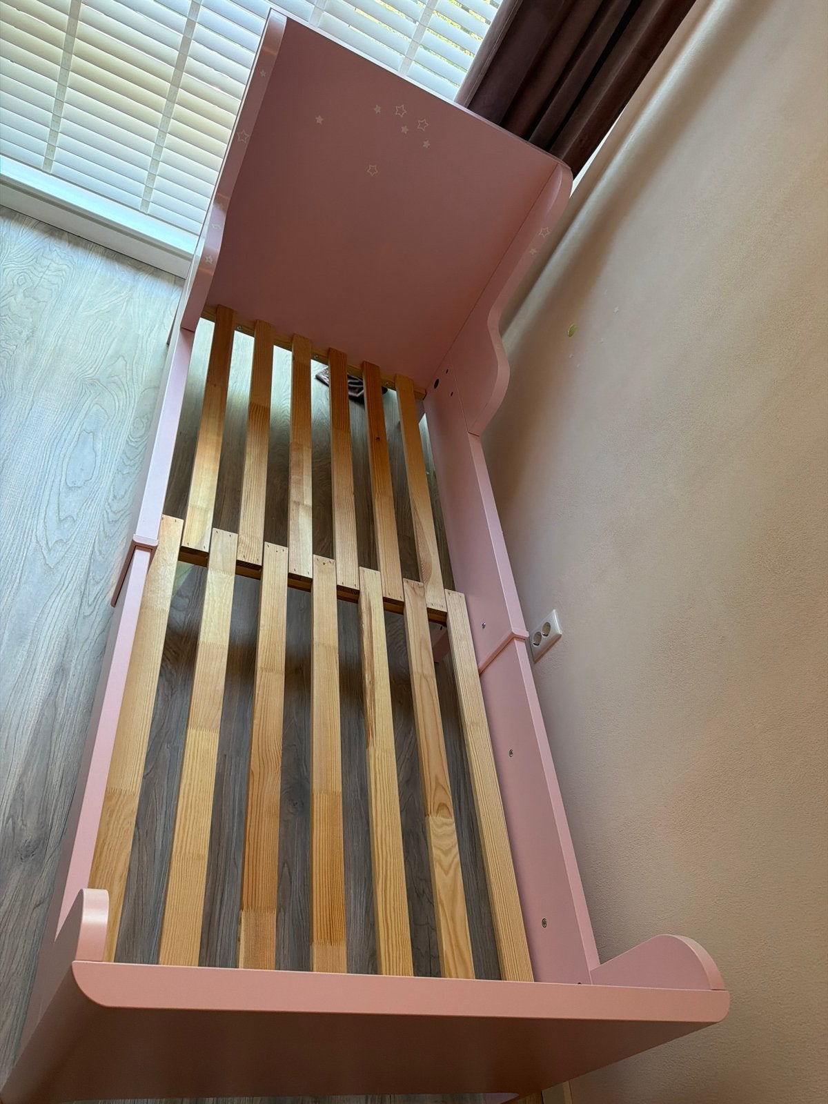 Roze kinderbed met lattenbodem verstelbaar in lengte, Ophalen, 70 tot 85 cm, Zo goed als nieuw, Lattenbodem