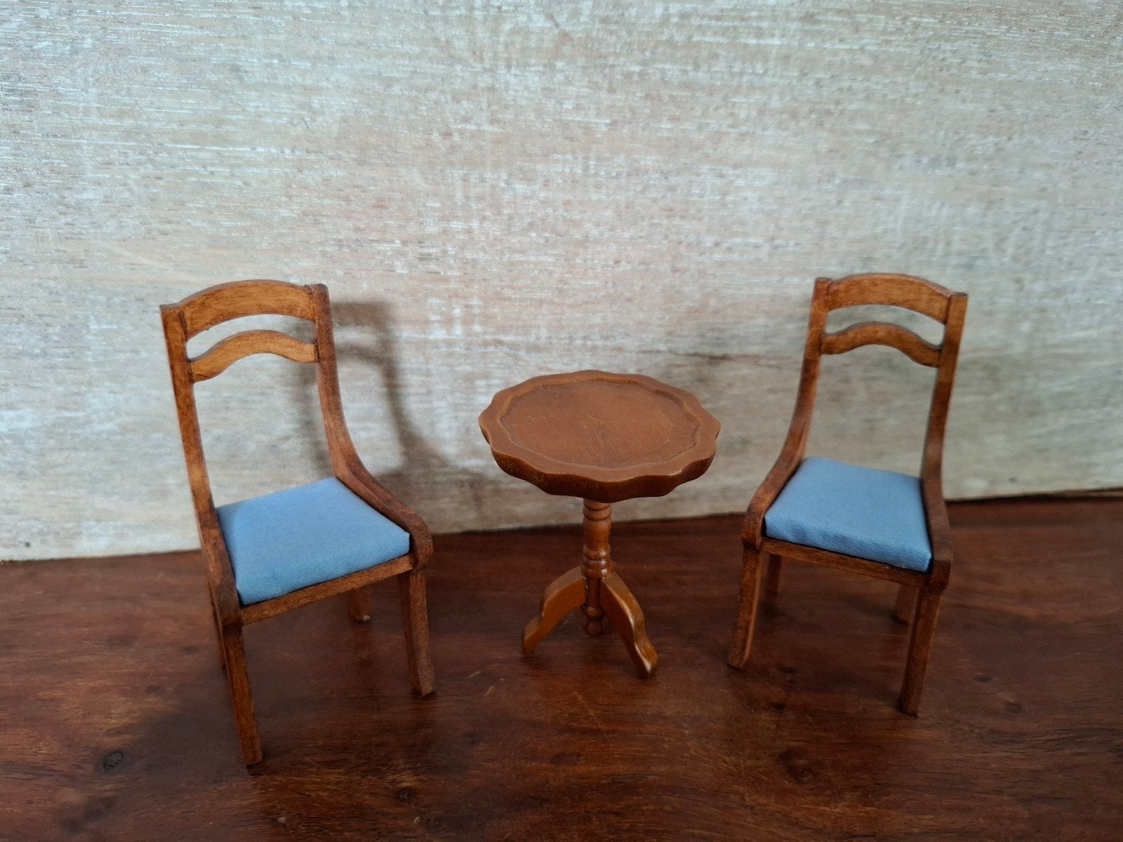 Miniatuur poppenhuis meubels: tafel en stoelen, Ophalen of Verzenden, Gebruikt, Poppenhuis