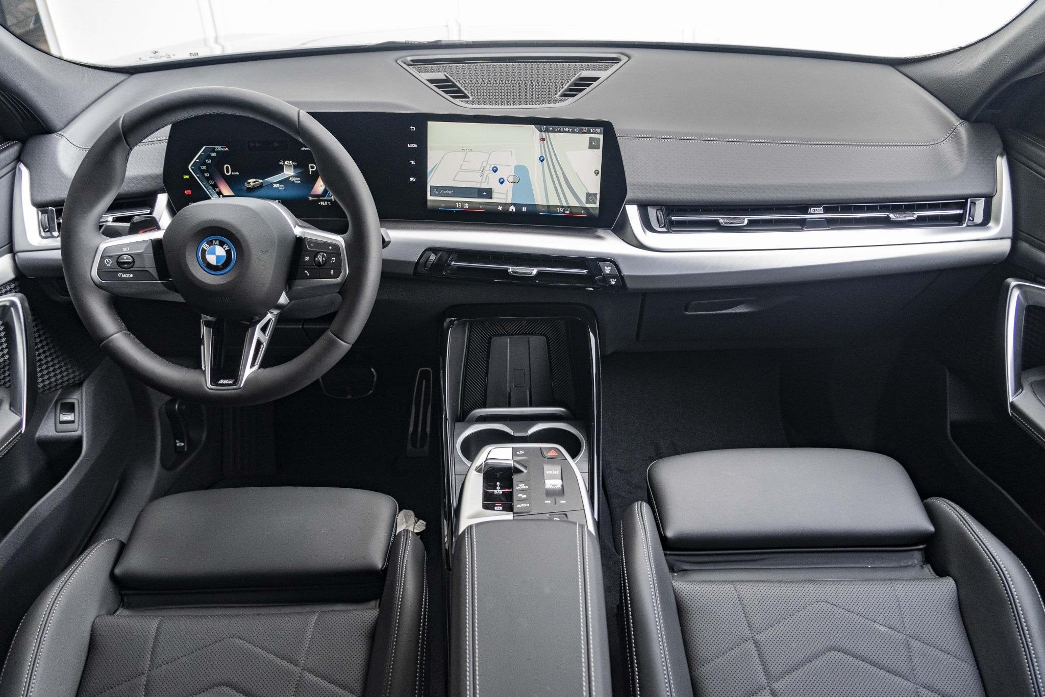 BMW iX2 eDrive20 Pure Edition 67 kWh M Sportpakket | Premium, Auto's, IX2, Zwart, 67 kWh, Nieuw