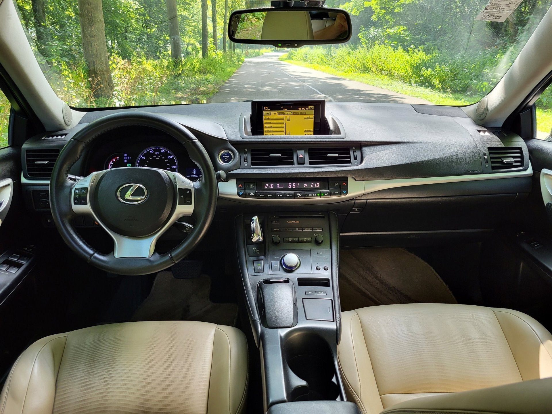 Lexus CT 200h Hybride 136 ch • Boîte auto • Cuir beige • GPS • Caméra de recul • Keyless