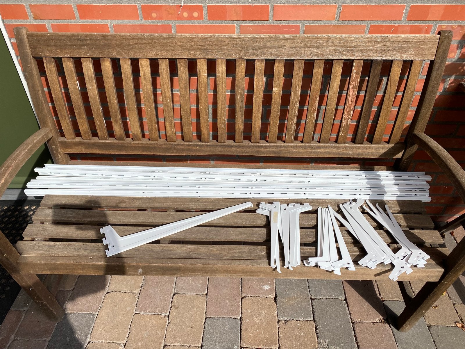 Wandrek met verstelbare plankdragers en houten legplanken, Ophalen, Gebruikt