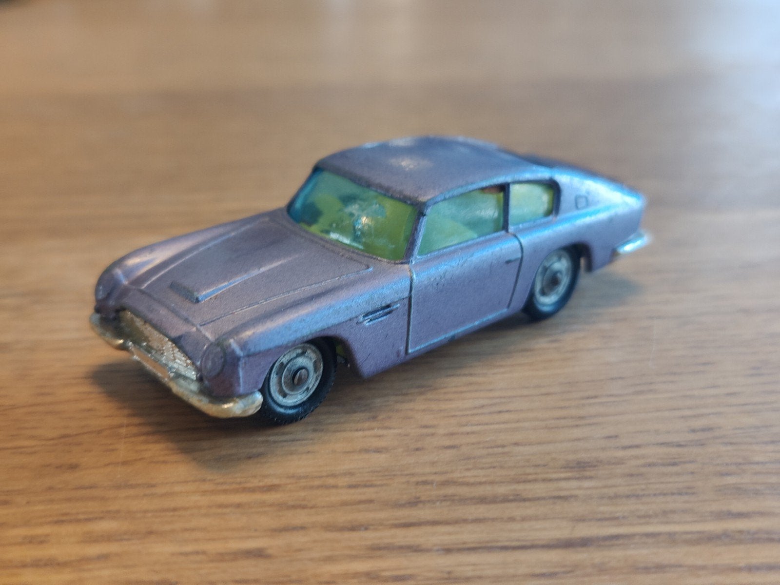 Husky Aston Martin DB6, Hobby en Vrije tijd, Modelauto's | Overige schalen, Ophalen of Verzenden, Zo goed als nieuw, Auto