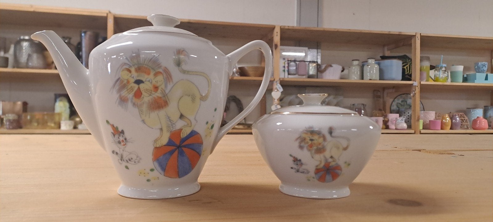 GEZOCHT Kinderservies circus, leeuw, aap, Ophalen of Verzenden