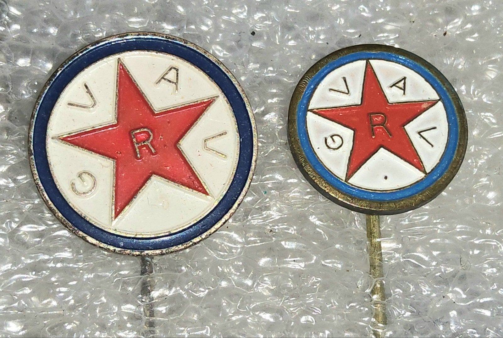 2 Speldjes GVAV - Vintage Voetbalclub, Ophalen of Verzenden, Gebruikt, Sport, Speldje of Pin