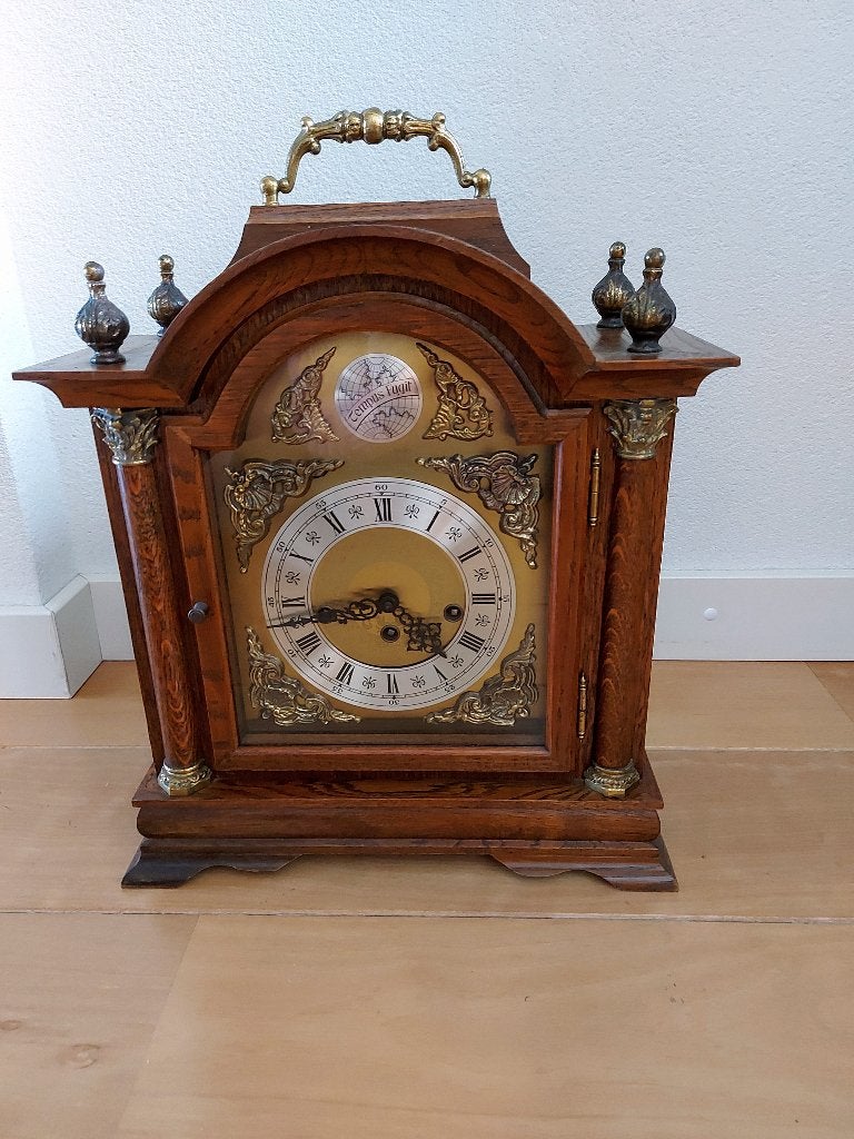 Brocante tafelklok, Ophalen