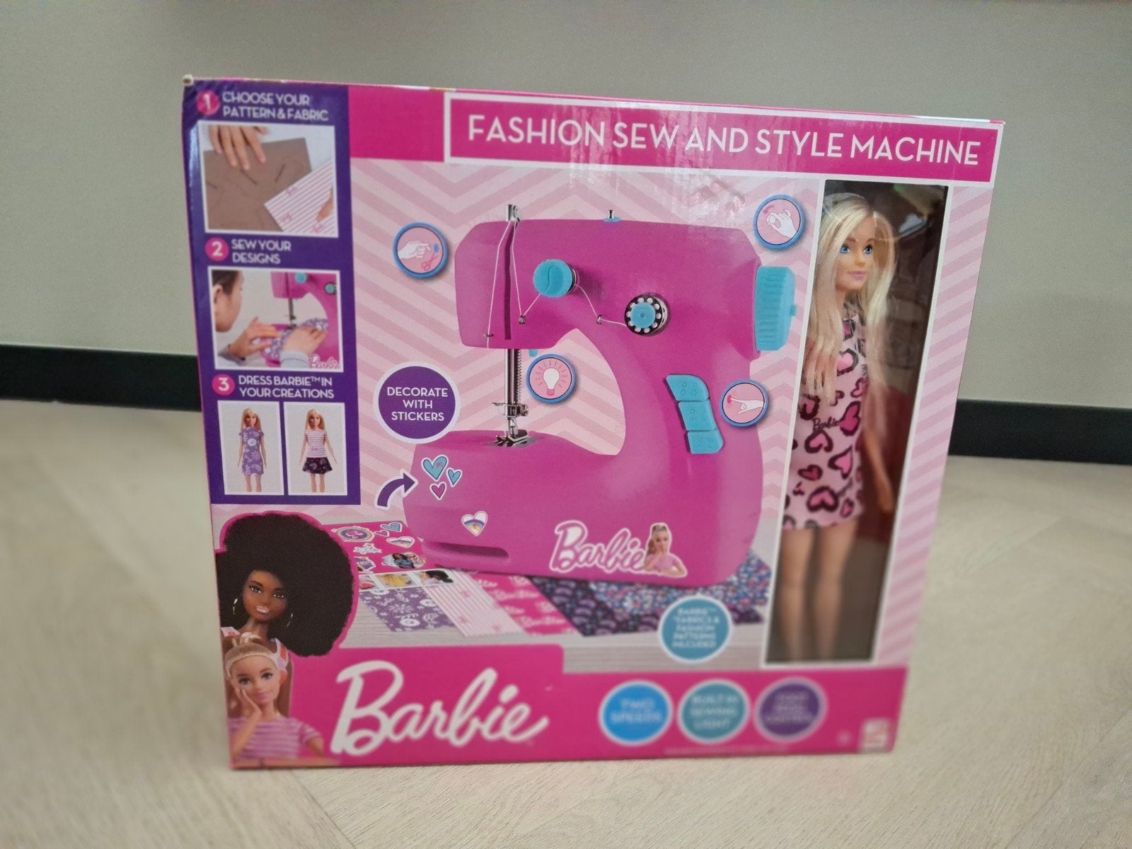 Barbie Naaimachine met Barbiepop - Nieuw in doos, Ophalen of Verzenden, Nieuw, Naaimachine, Overige merken