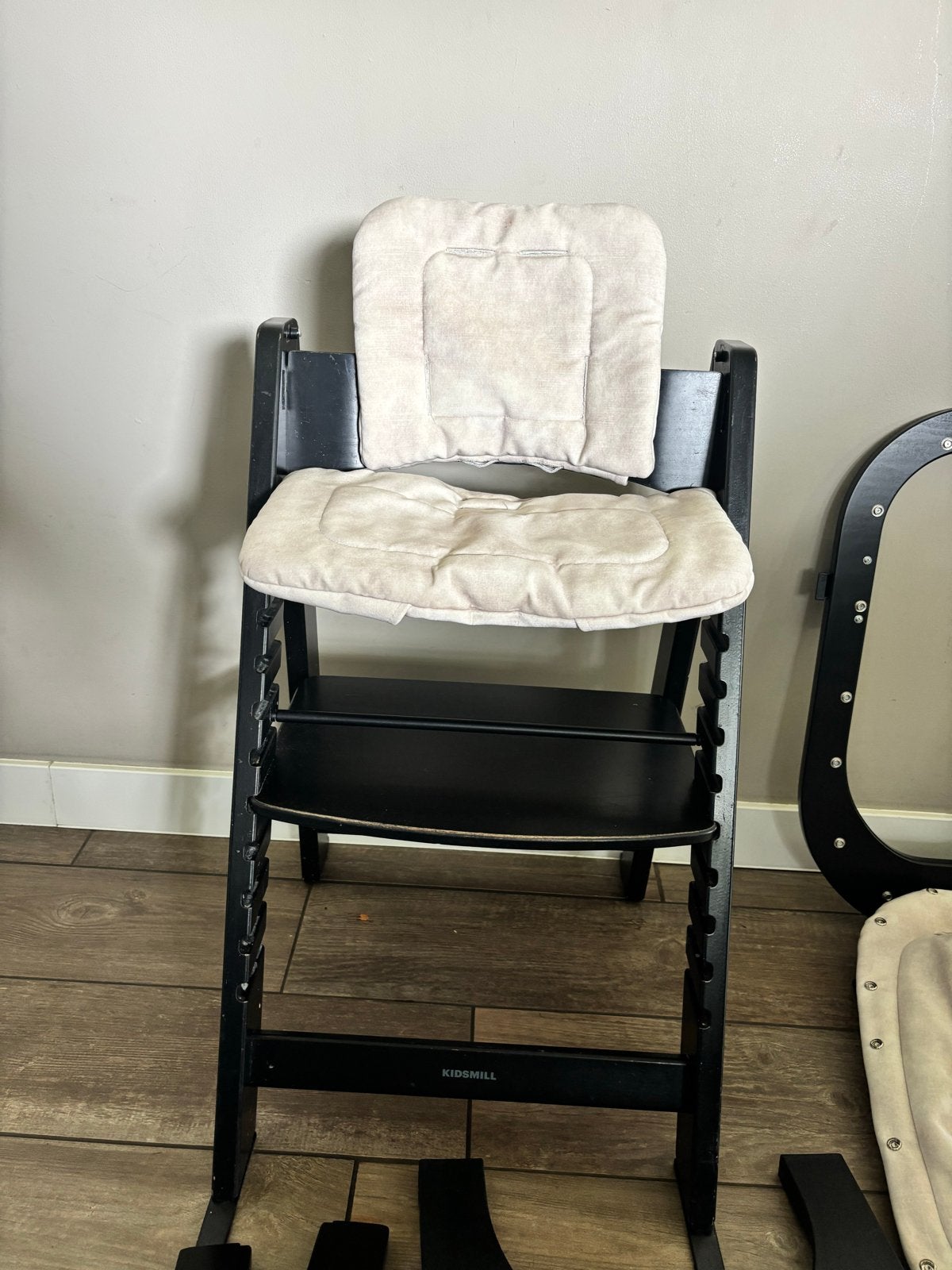 Kidsmill Up! meegroeistoel zwart met baby frame en kussenset, Ophalen of Verzenden, Gebruikt, Meegroeistoel