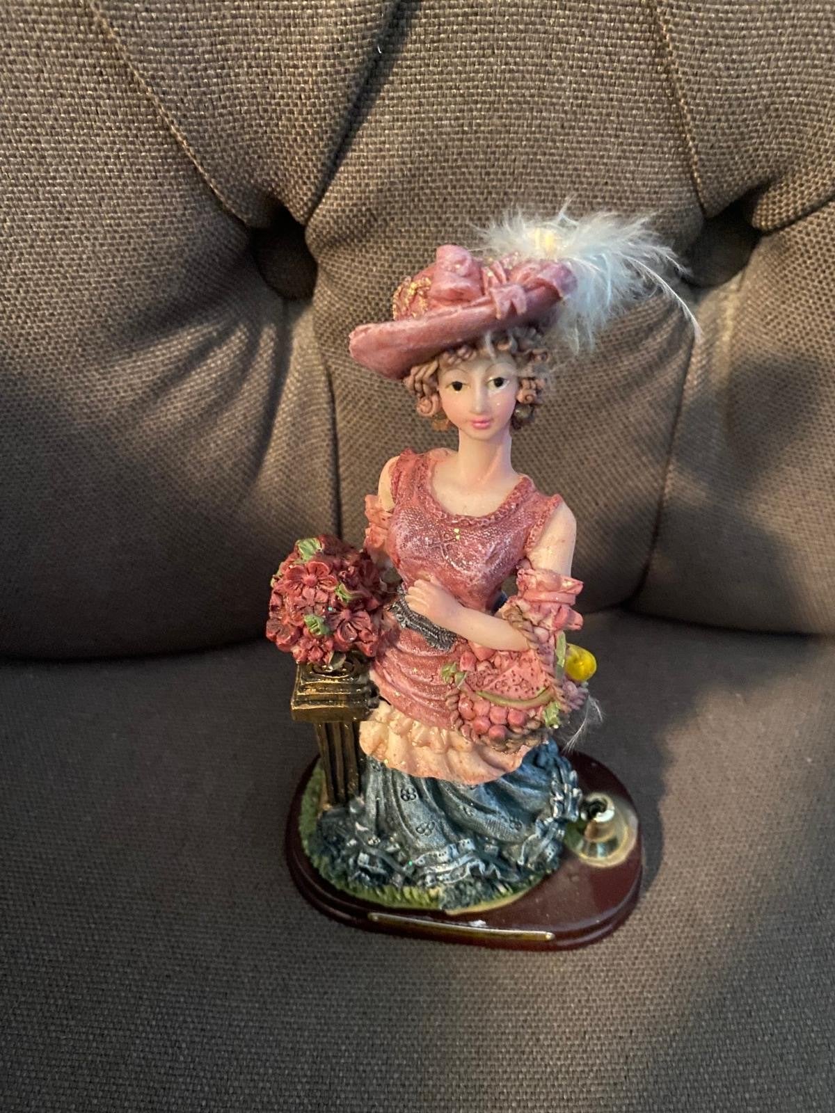 Vintage beeldje dame met hoed en bloemen, Ophalen of Verzenden, Gebruikt, Mens