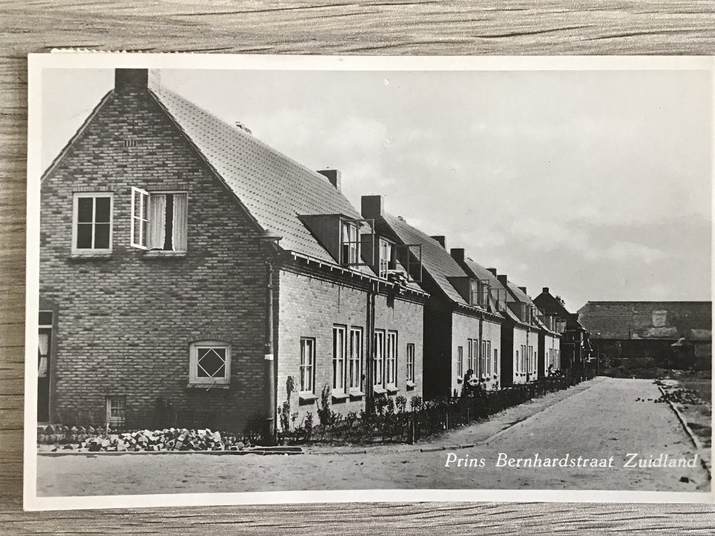 Oude ansichtkaart Prins Bernhardstraat Zuidland 1950, Verzamelen, Ophalen of Verzenden, 1940 tot 1960, Gelopen, Zuid-Holland