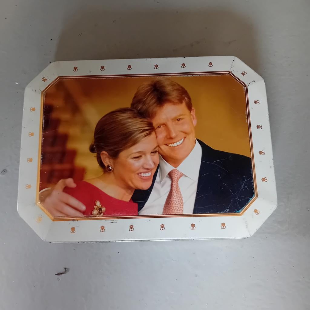 Blikken doos Koningspaar Willem-Alexander en Máxima, Verzamelen, Koninklijk Huis en Royalty, Ophalen of Verzenden, Gebruikt, Nederland