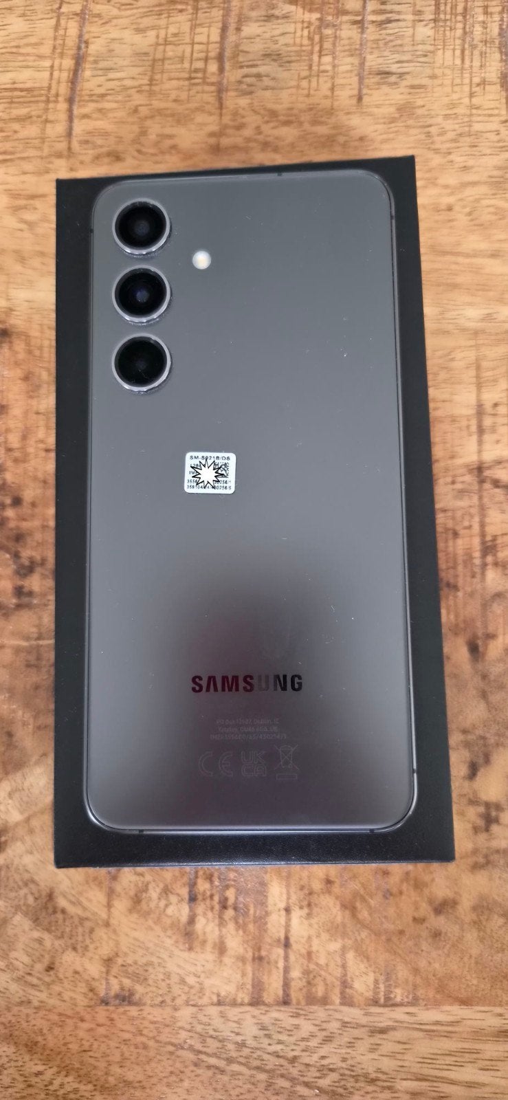 Foto 4 van Samsung Galaxy S24 met groen hoesje