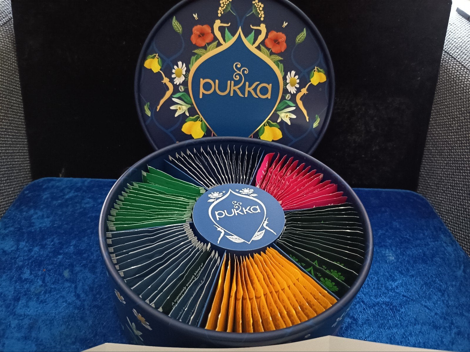 Pukka Thee Cadeauset - Ronde Blikken Doos met Diverse Smaken, Huis en Inrichting, Ophalen of Verzenden, Zo goed als nieuw, Meerkleurig
