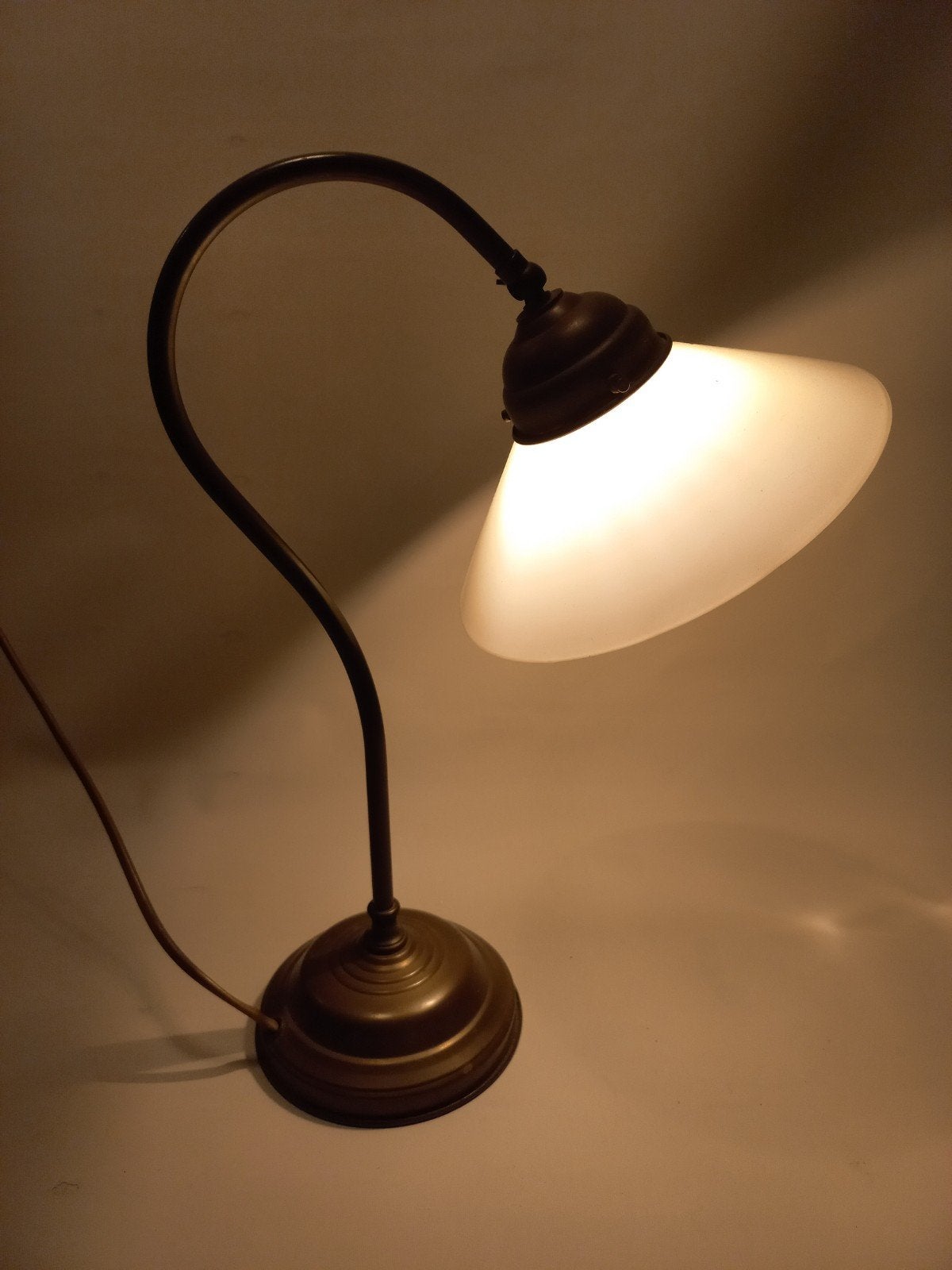 Antiek tafellampje met opaline kapje - 38 cm hoog, Ophalen of Verzenden