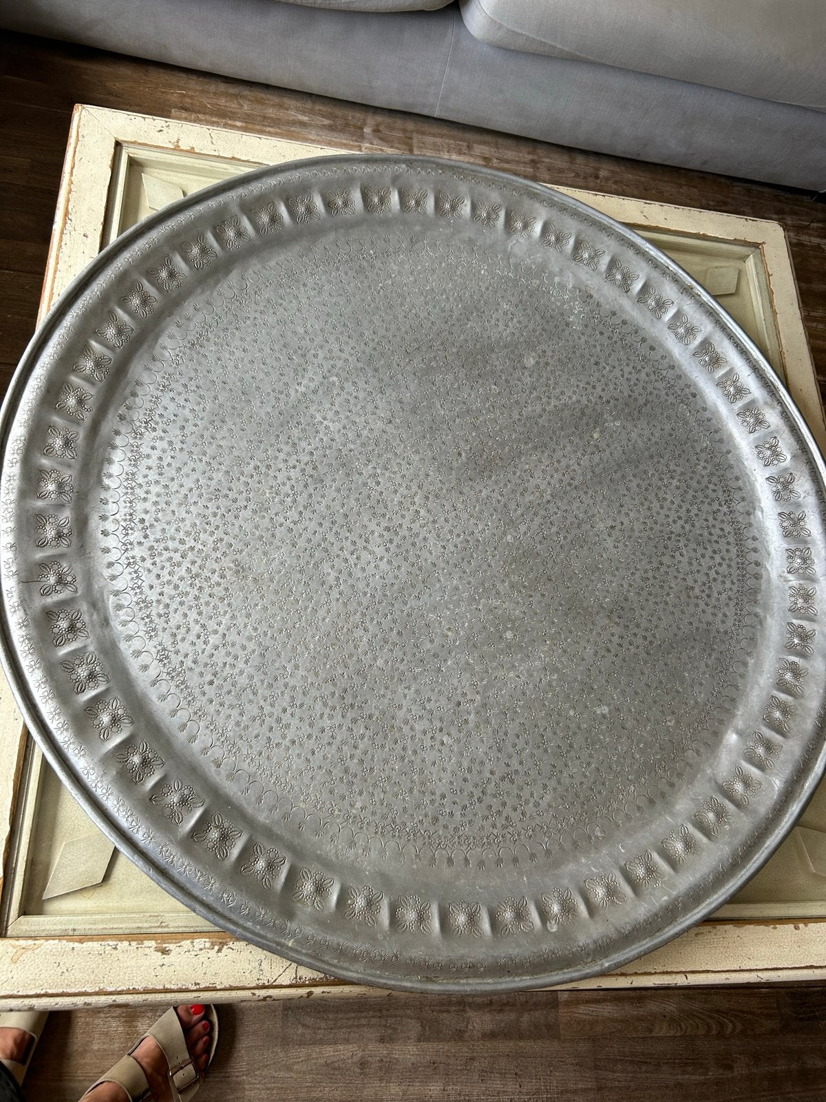 Grote ronde zilverkleurige dienblad met bloemmotief, Ophalen