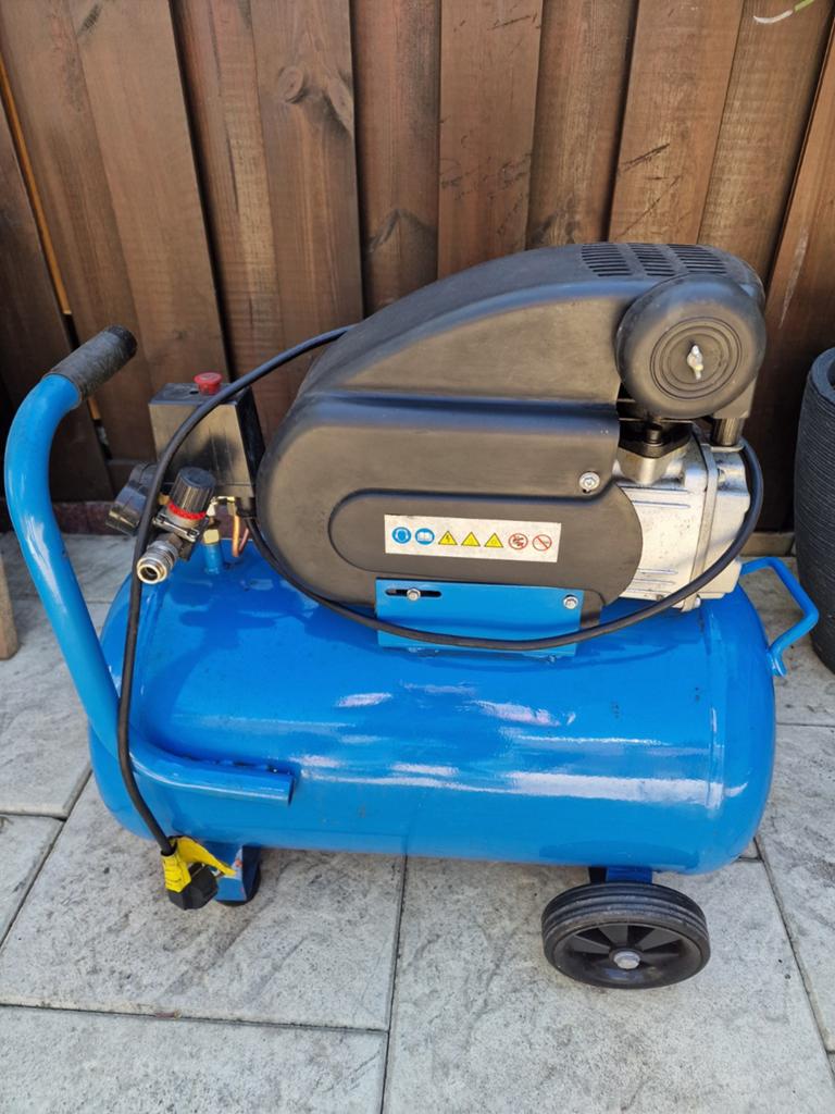 Compressor werkt goed, 100 liter of meer, Ophalen of Verzenden, Zo goed als nieuw, Minder dan 200 liter/min