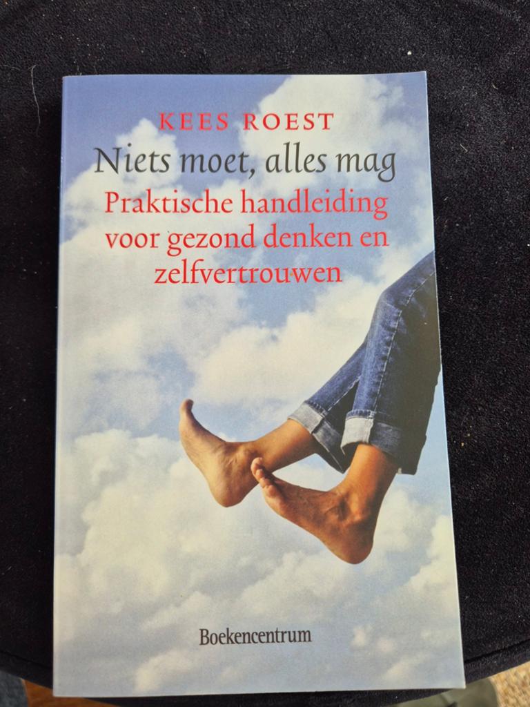 Kees Roest - Niets moet, alles mag, Boeken, Ophalen of Verzenden, Kees Roest, Ontwikkelingspsychologie, Zo goed als nieuw