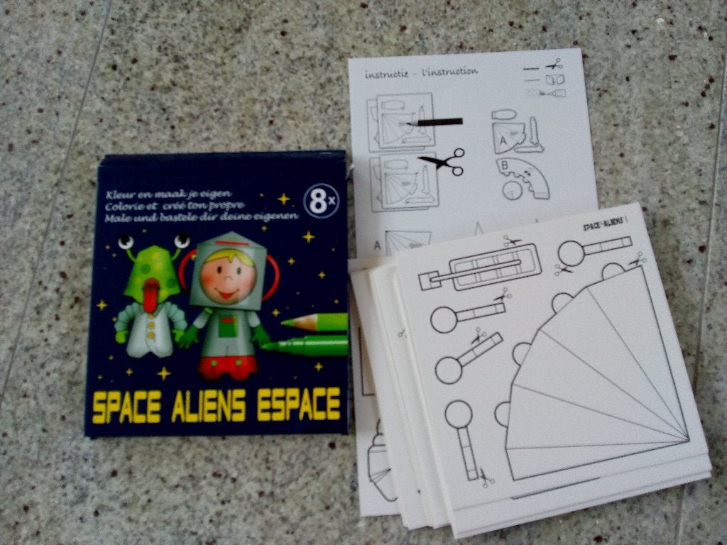 Knutselen: papieren space aliens 8 stuks, Ophalen of Verzenden, Nieuw, Knutselmateriaal