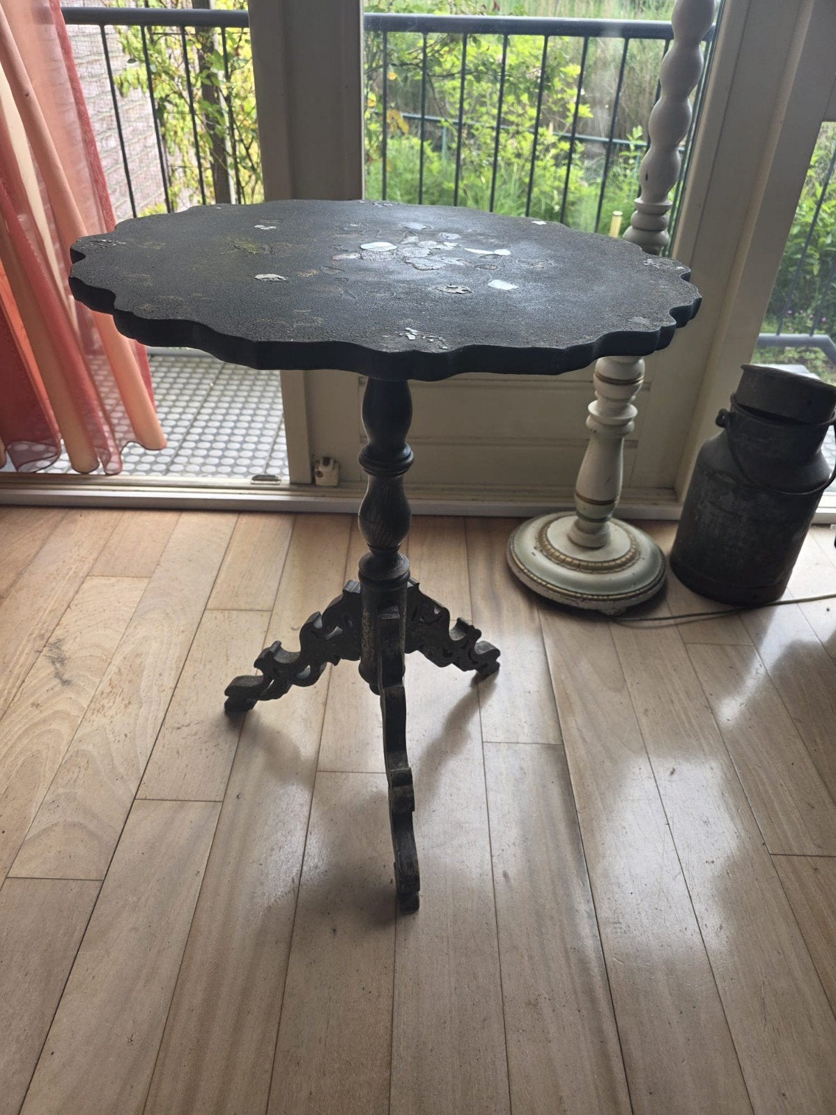 Sfeervol antiek bijzettafeltje met schelpinleg – ca. 1900, Ophalen