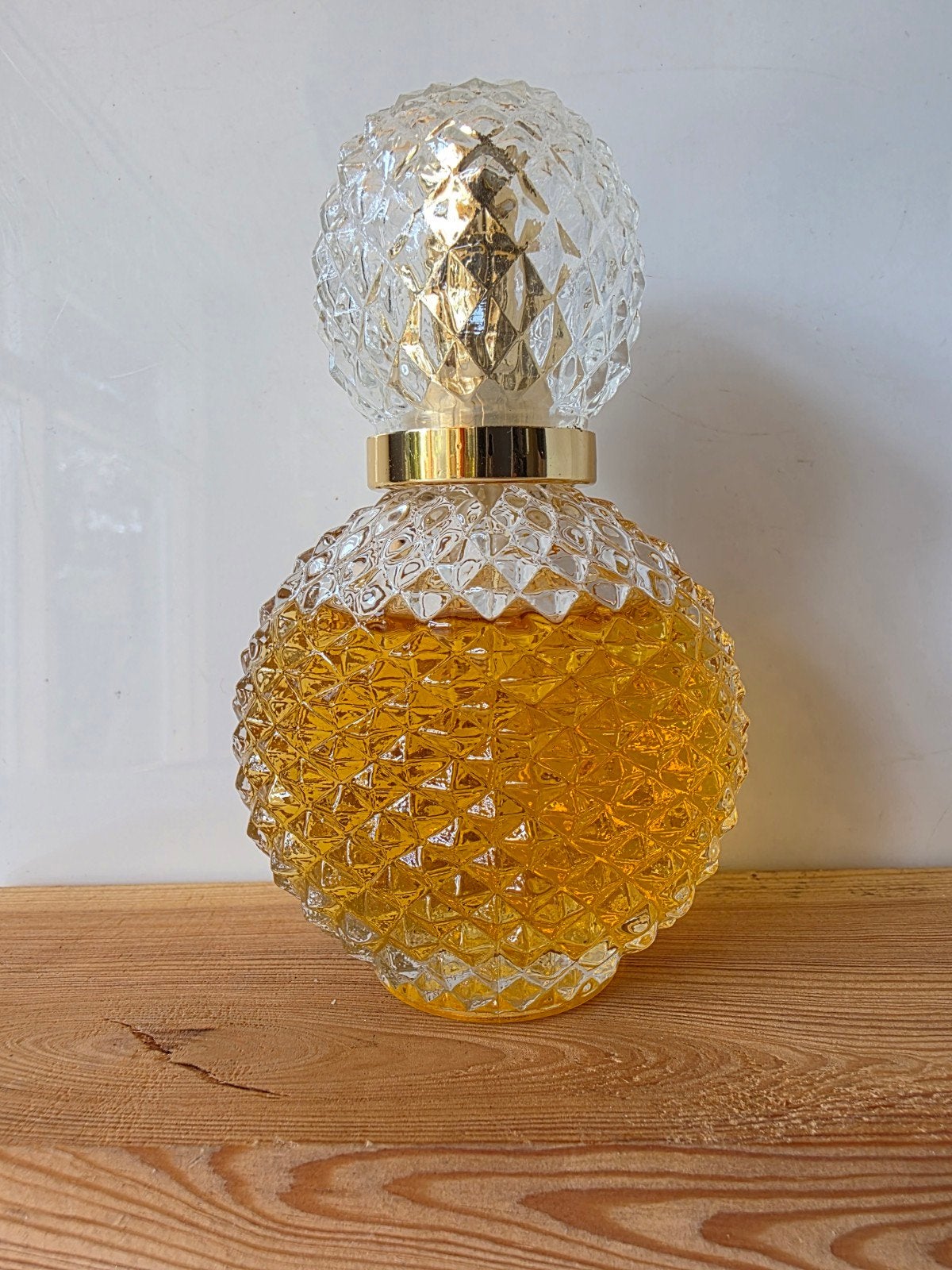 Vintage parfumfles Avon? met facetgeslepen glas en gouden ac, Ophalen of Verzenden, Gebruikt