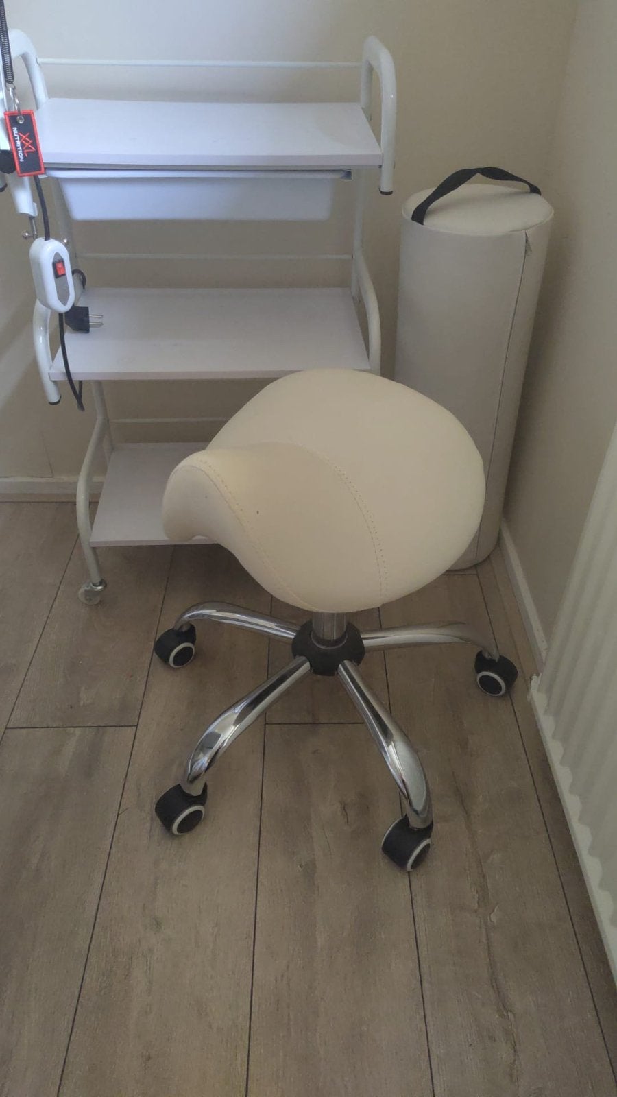 Complete salon set: behandelstoel, krukje, trolley en lamp, Ophalen