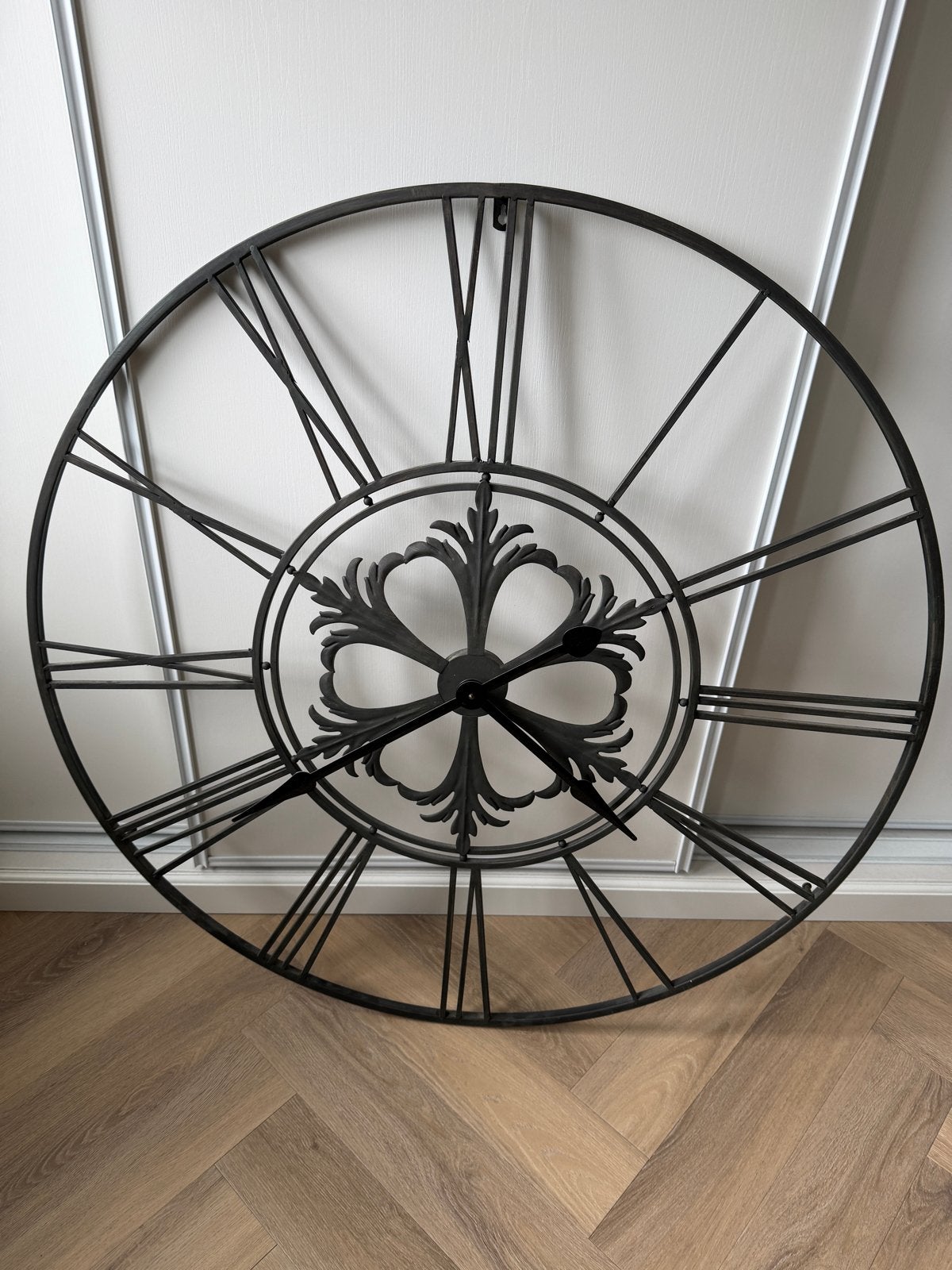 Grote Zwarte Wandklok - Industrieel Design, Huis en Inrichting, Woonaccessoires | Klokken, Ophalen, Wandklok, Analoog, Zo goed als nieuw