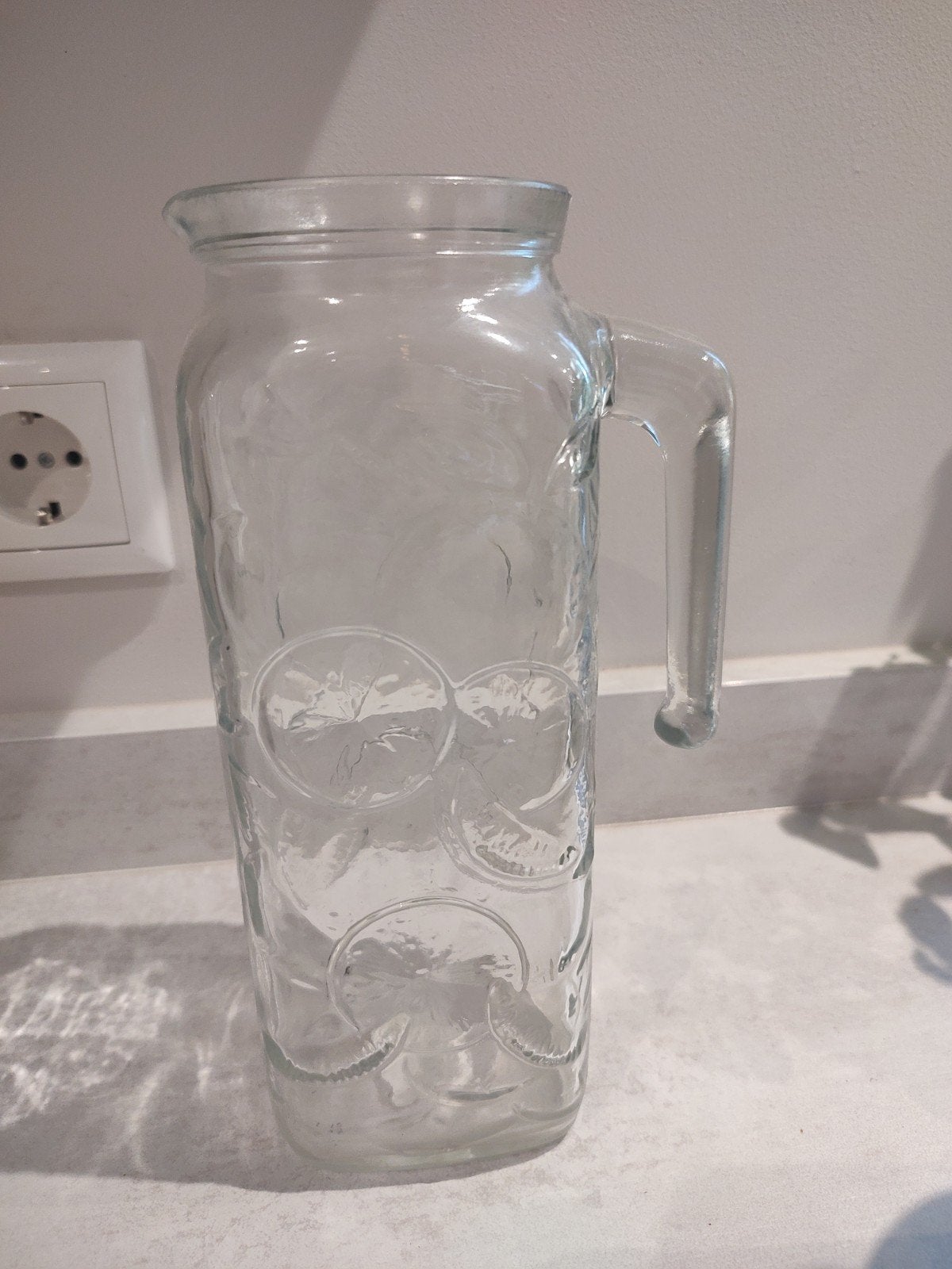 Glazen sap kan met reliëf van citrusvruchten, Overige typen, Ophalen of Verzenden, Gebruikt, Glas