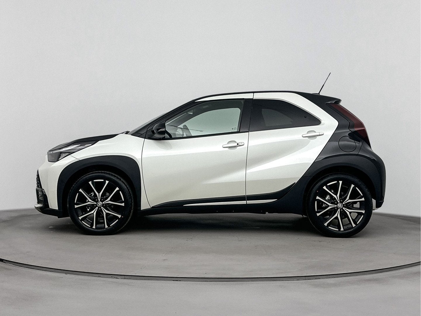 Toyota Aygo X Hybrid 115 GR Sport | NIEUW & SNEL LEVERBAAR |, Auto's, Toyota, Zwart, 4 stoelen, 116 pk, Wit