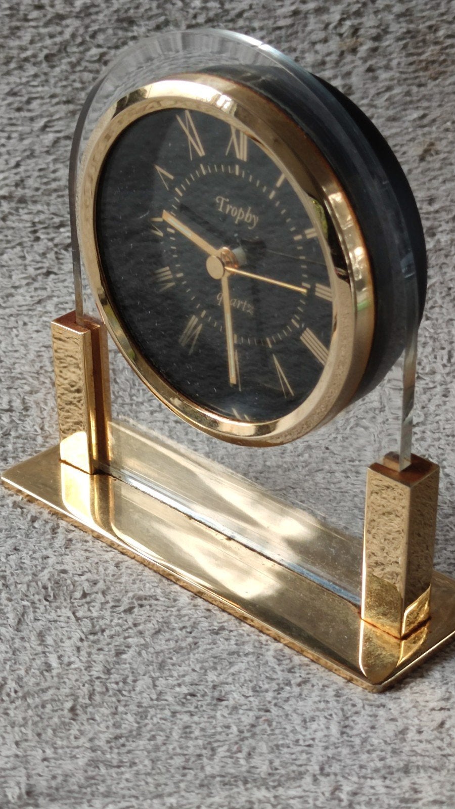 Trophy Quartz Tafelklok - Goudkleurig met Zwart Uurwerk, Ophalen of Verzenden