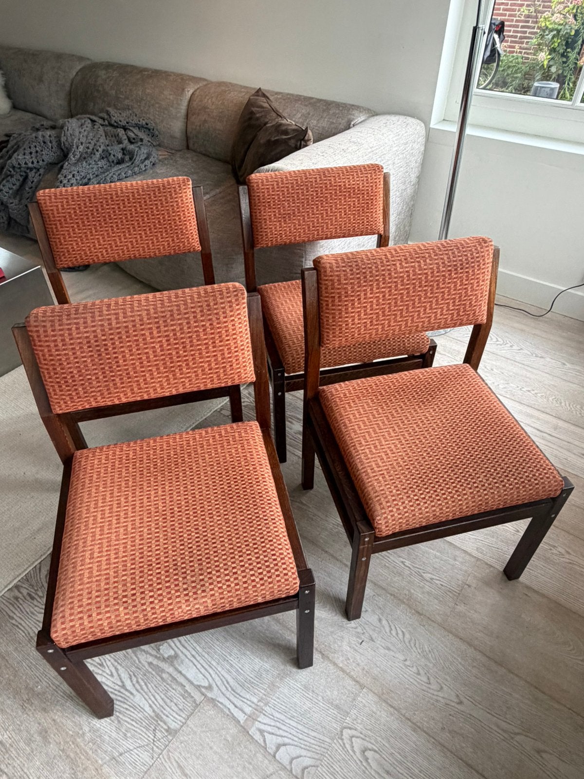 4x Vintage Mid Century stoel hout + stof zitting met patroon, Huis en Inrichting, Stoelen, Gebruikt, Bruin, Ophalen of Verzenden