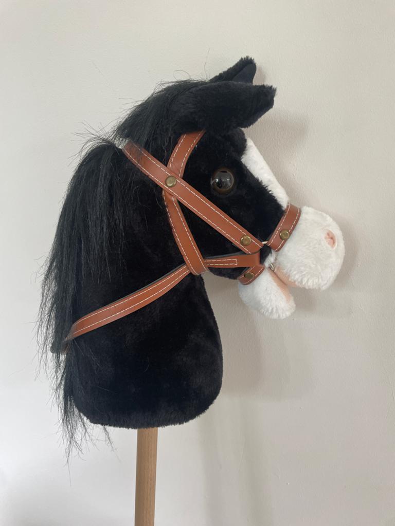 Zwart stokpaard met hoofdstel - Zo goed als nieuw, Ophalen, Zo goed als nieuw, Jongen of Meisje