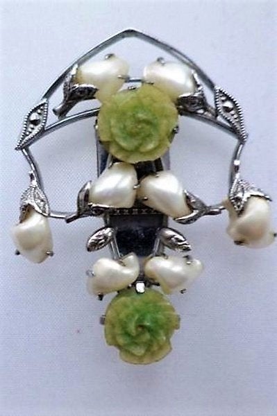 Elegante 50s kledingclip. Gekerfde bloemen en parels (7346), Ophalen, Zo goed als nieuw