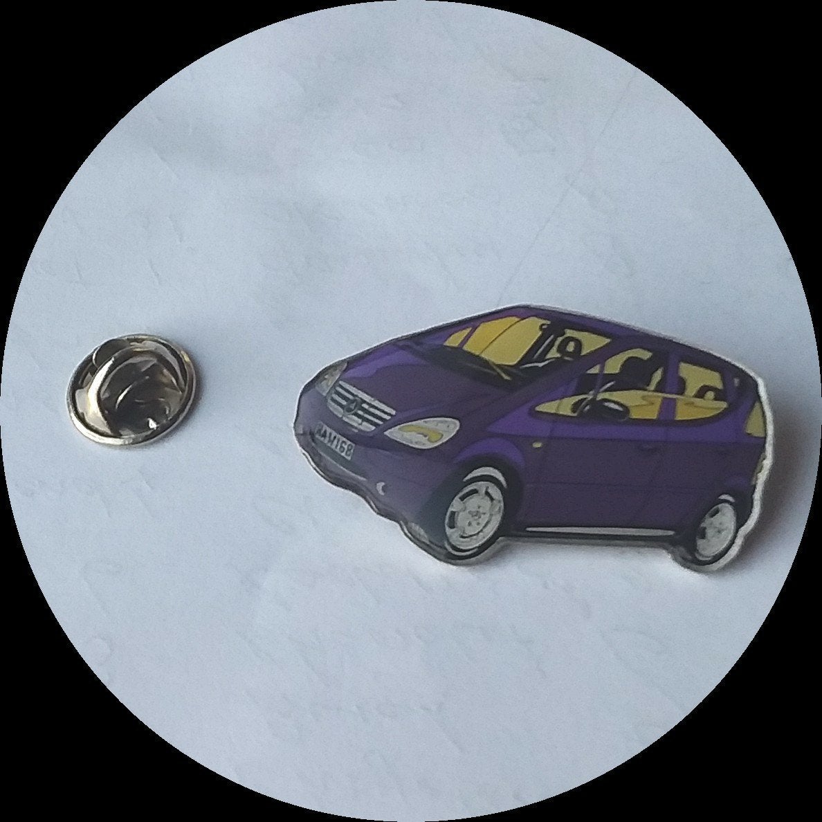 MERCEDES BENZ A klasse pin,  paars, Verzamelen, Speldjes, Pins en Buttons, Ophalen of Verzenden, Zo goed als nieuw, Transport