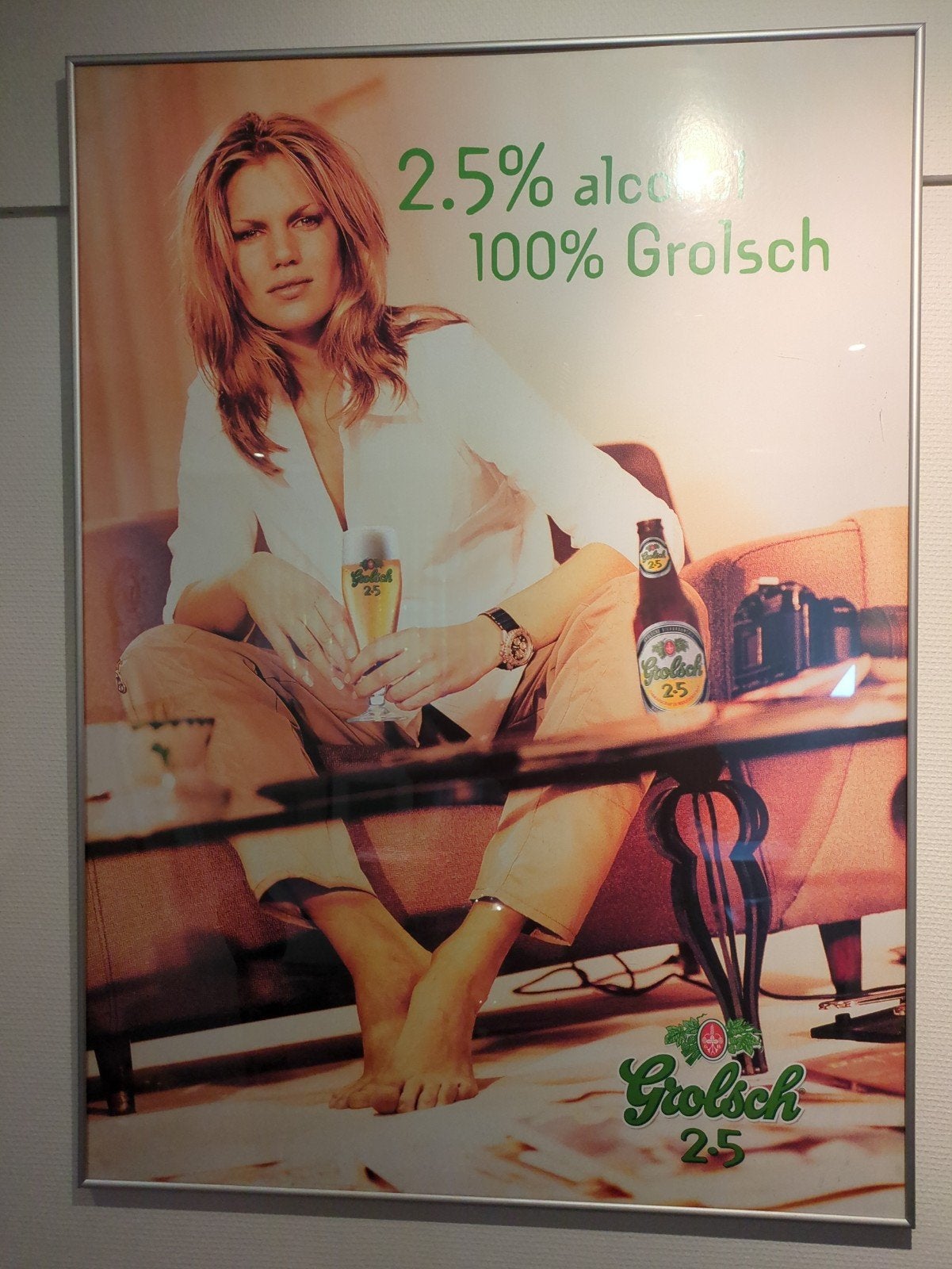 Grolsch 2.5% Reclame Poster - Vrouw met Bier in lijst, Ophalen, Zo goed als nieuw, Reclamebord, Plaat of Schild, Grolsch