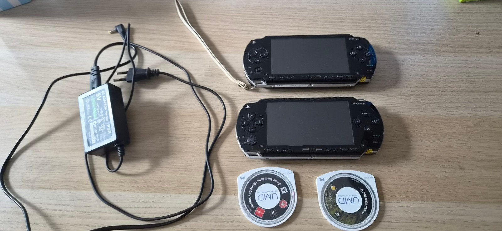 2x Sony PSP 3000 met oplader en 2 UMD games, Spelcomputers en Games, Ophalen of Verzenden, Gebruikt, Met games, PSP 3000