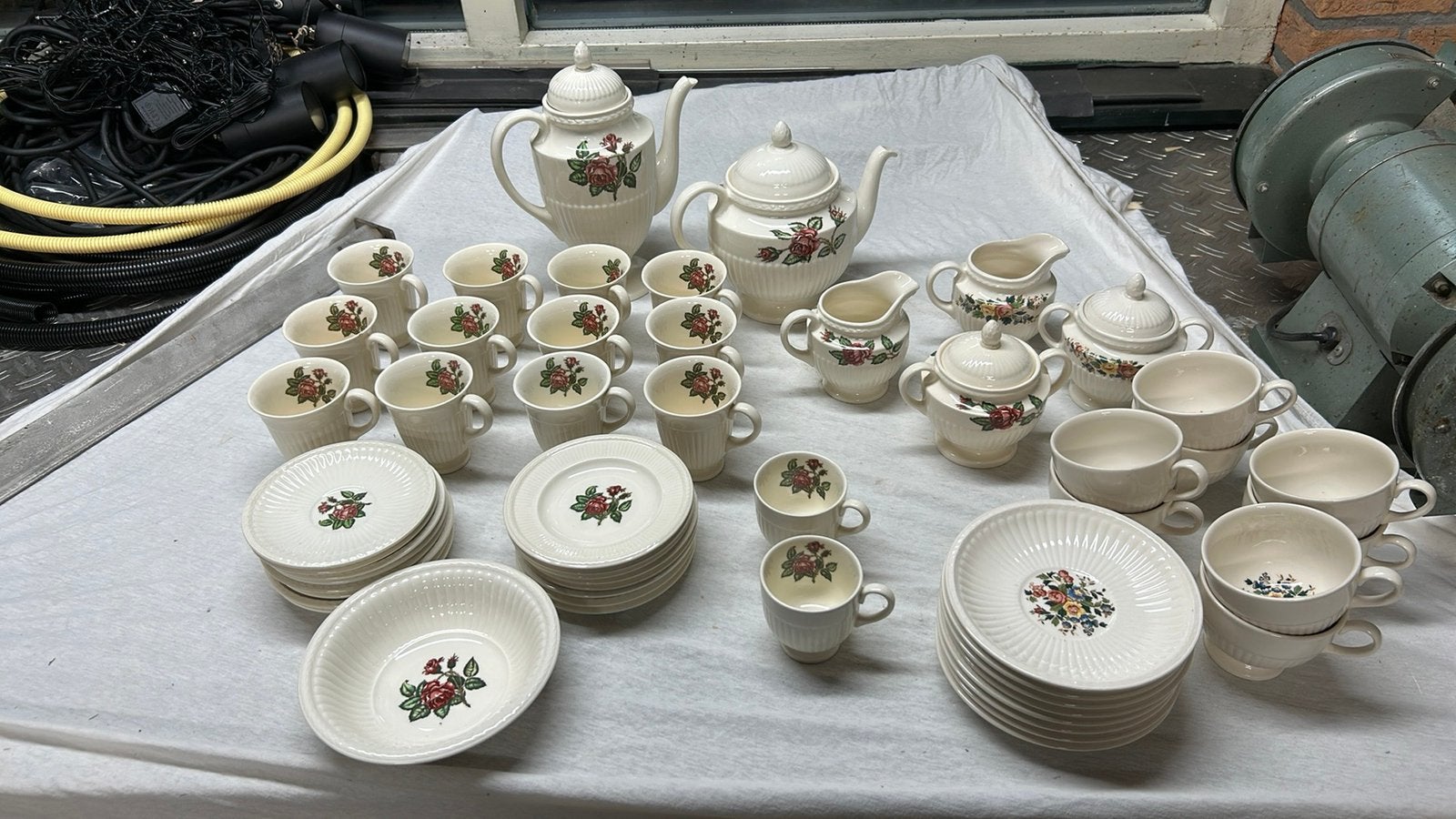 Vintage porseleinen theeservies met bloemmotief, Antiek en Kunst, Ophalen
