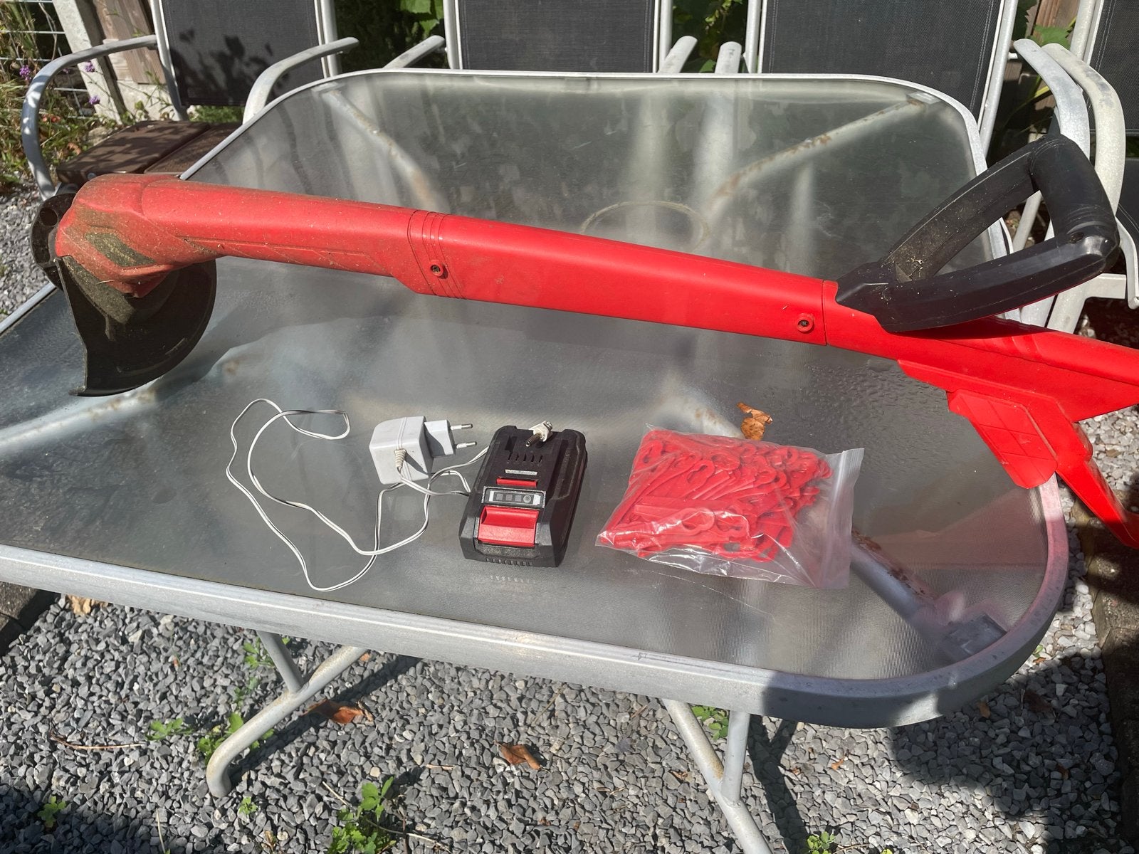Rode accutrimmer met lader en extra messen, Ophalen, Gebruikt, Minder dan 30 cm, Accu-grasmaaier