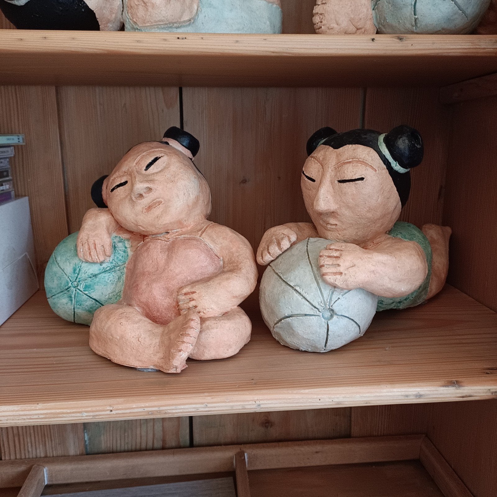 Keramiek beelden van slapende kinderen met bal, Groep mensen, Ophalen of Verzenden, Handgemaakt, 20 - 50 cm