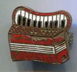 Accordeon rood email op koper muziek broche ( P_223a ), Verzamelen, Speldjes, Pins en Buttons, Zo goed als nieuw, Speldje of Pin