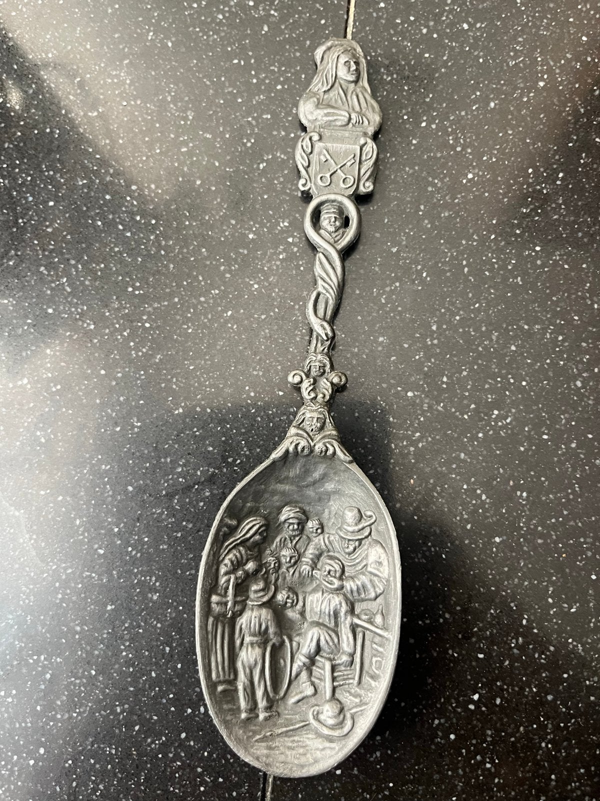 Antieke tinnen lepel met reliëf: De Barbier, Antiek en Kunst, Antiek | Tin, Ophalen